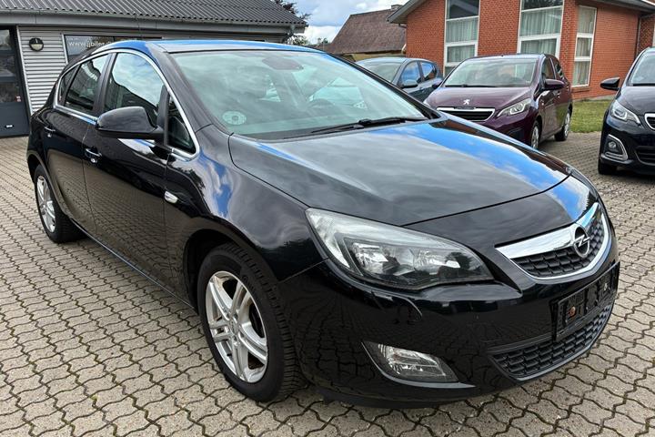Sort Opel Astra fra 2010