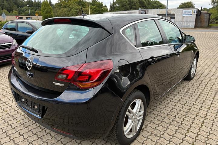 Sort Opel Astra fra 2010