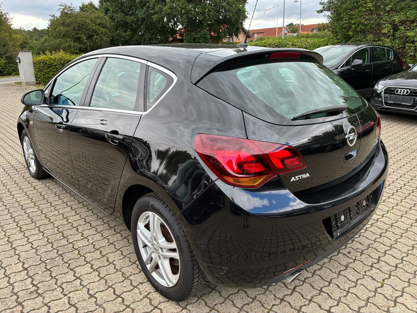 Sort Opel Astra fra 2010