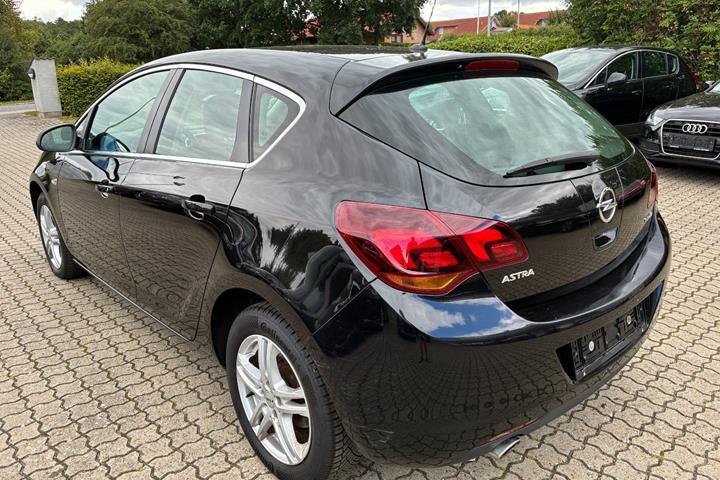 Sort Opel Astra fra 2010