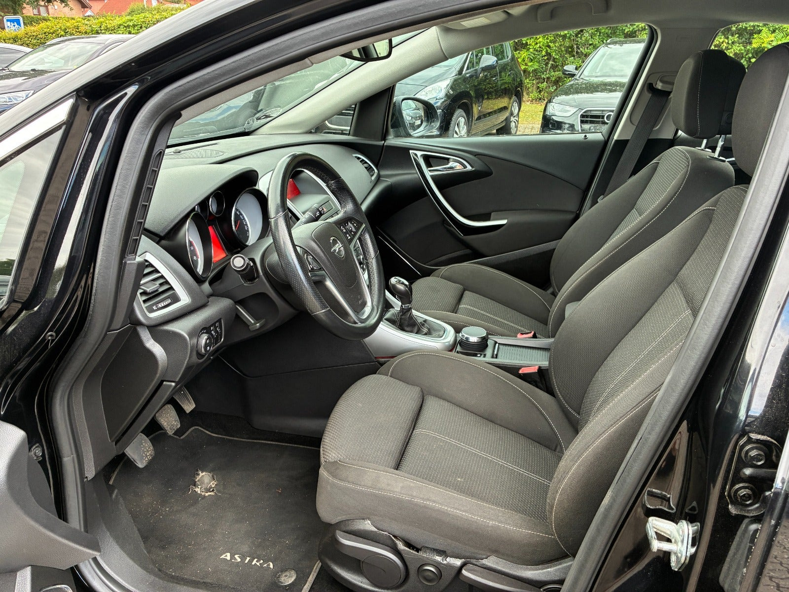 Sort Opel Astra fra 2010