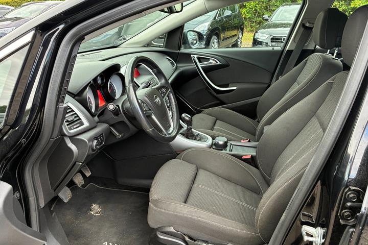 Sort Opel Astra fra 2010