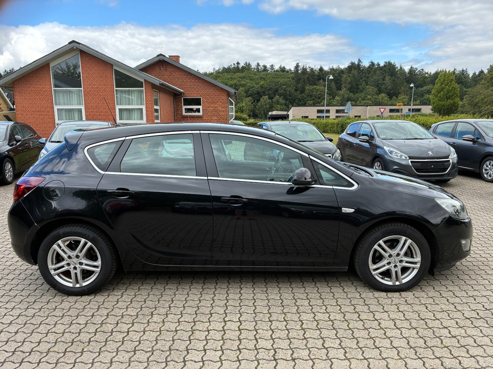 Sort Opel Astra fra 2010