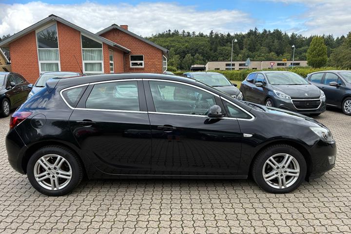 Sort Opel Astra fra 2010