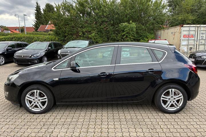 Sort Opel Astra fra 2010