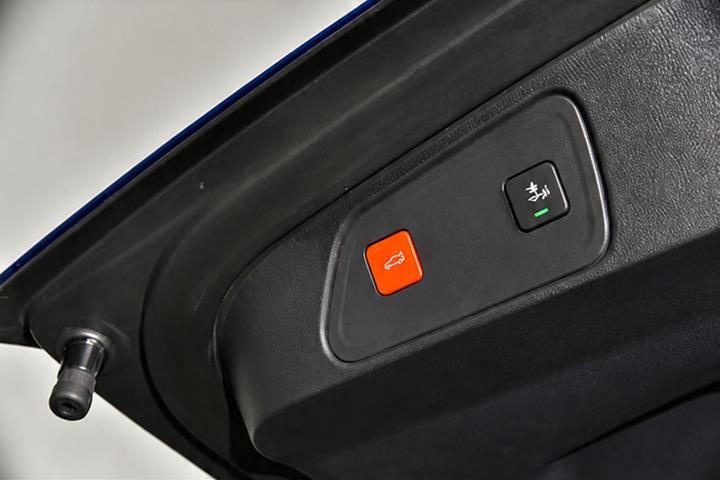 Grå Peugeot 3008 fra 2020