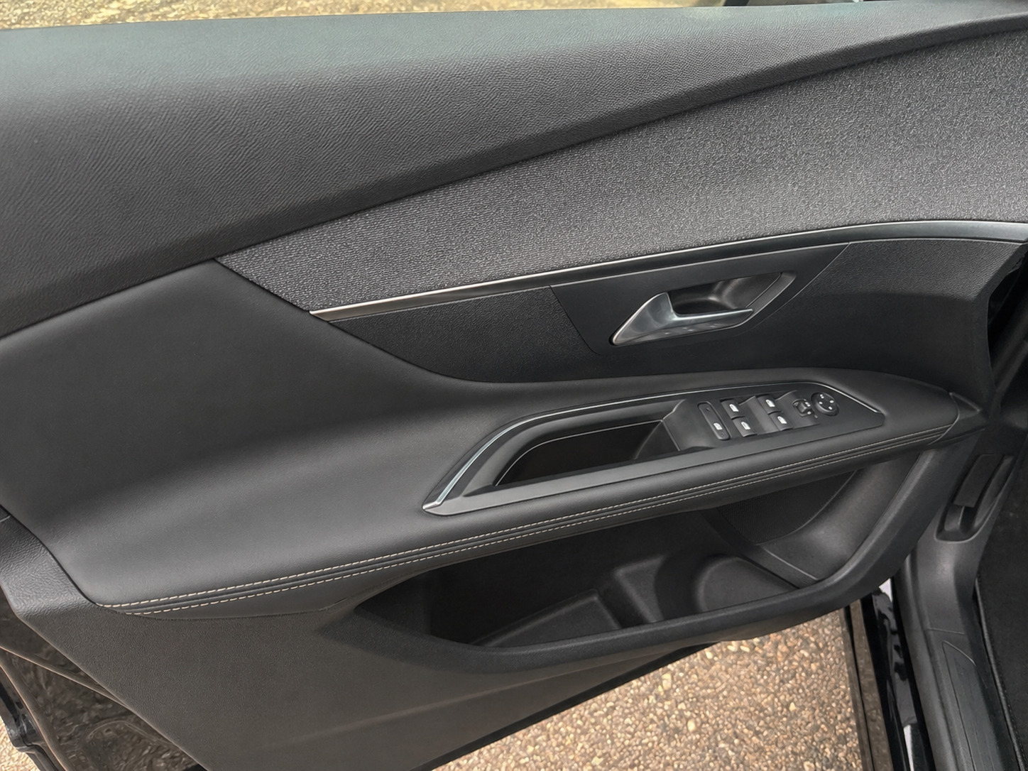 Grå Peugeot 3008 fra 2020
