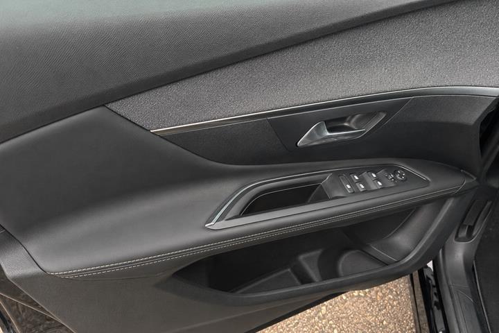 Grå Peugeot 3008 fra 2020