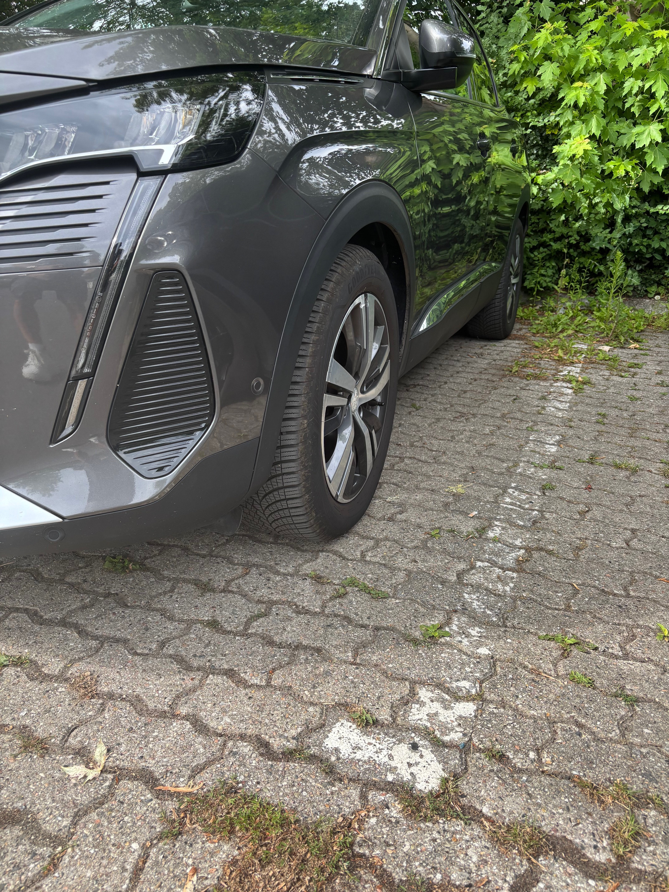 Grå Peugeot 3008 fra 2020
