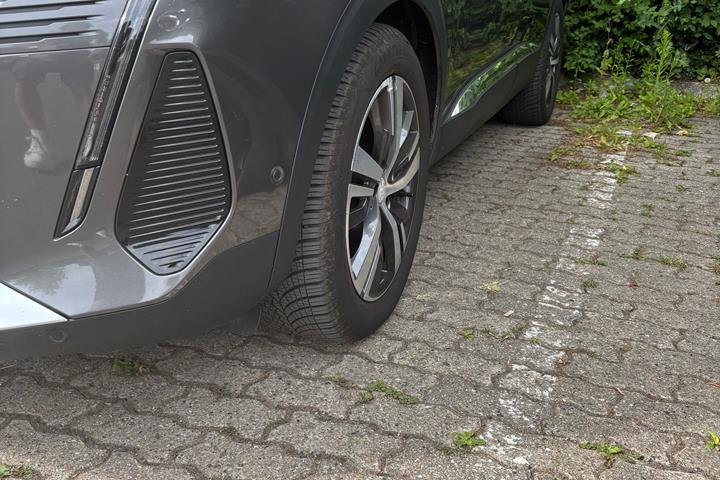 Grå Peugeot 3008 fra 2020