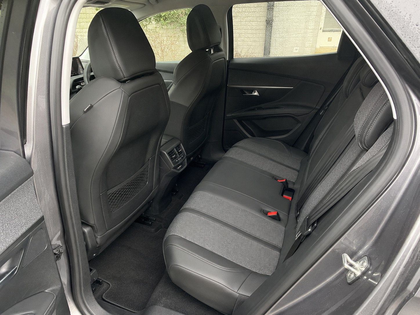 Grå Peugeot 3008 fra 2020