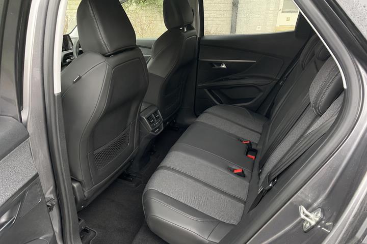 Grå Peugeot 3008 fra 2020