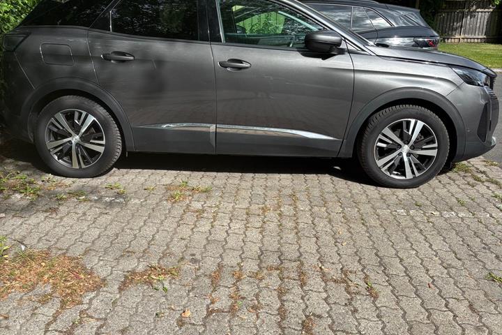 Grå Peugeot 3008 fra 2020