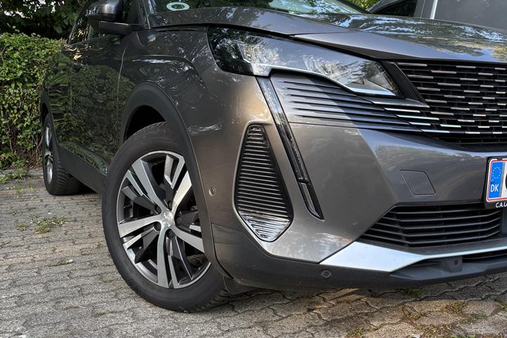 Grå Peugeot 3008 fra 2020