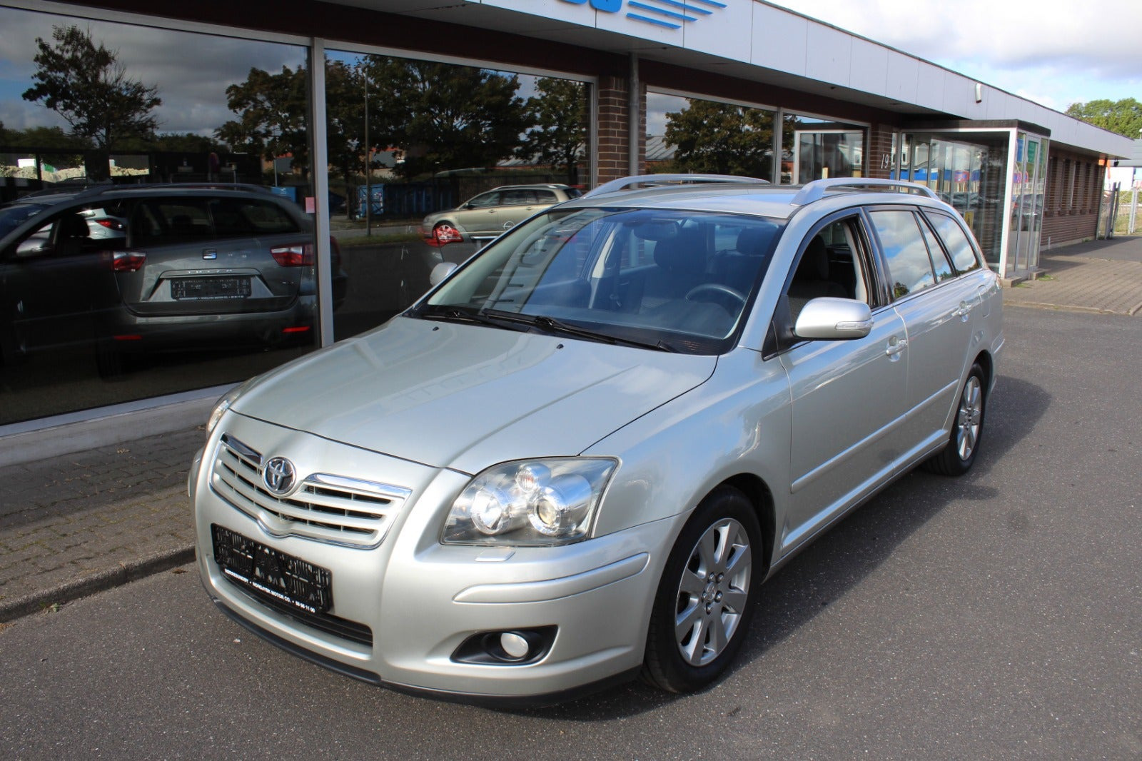 Sølv Toyota Avensis fra 2007