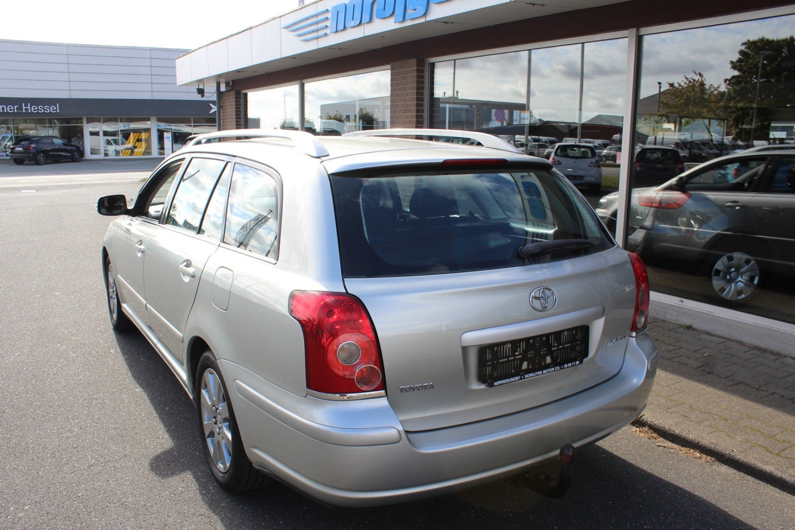 Sølv Toyota Avensis fra 2007