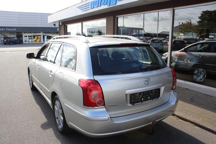 Sølv Toyota Avensis fra 2007