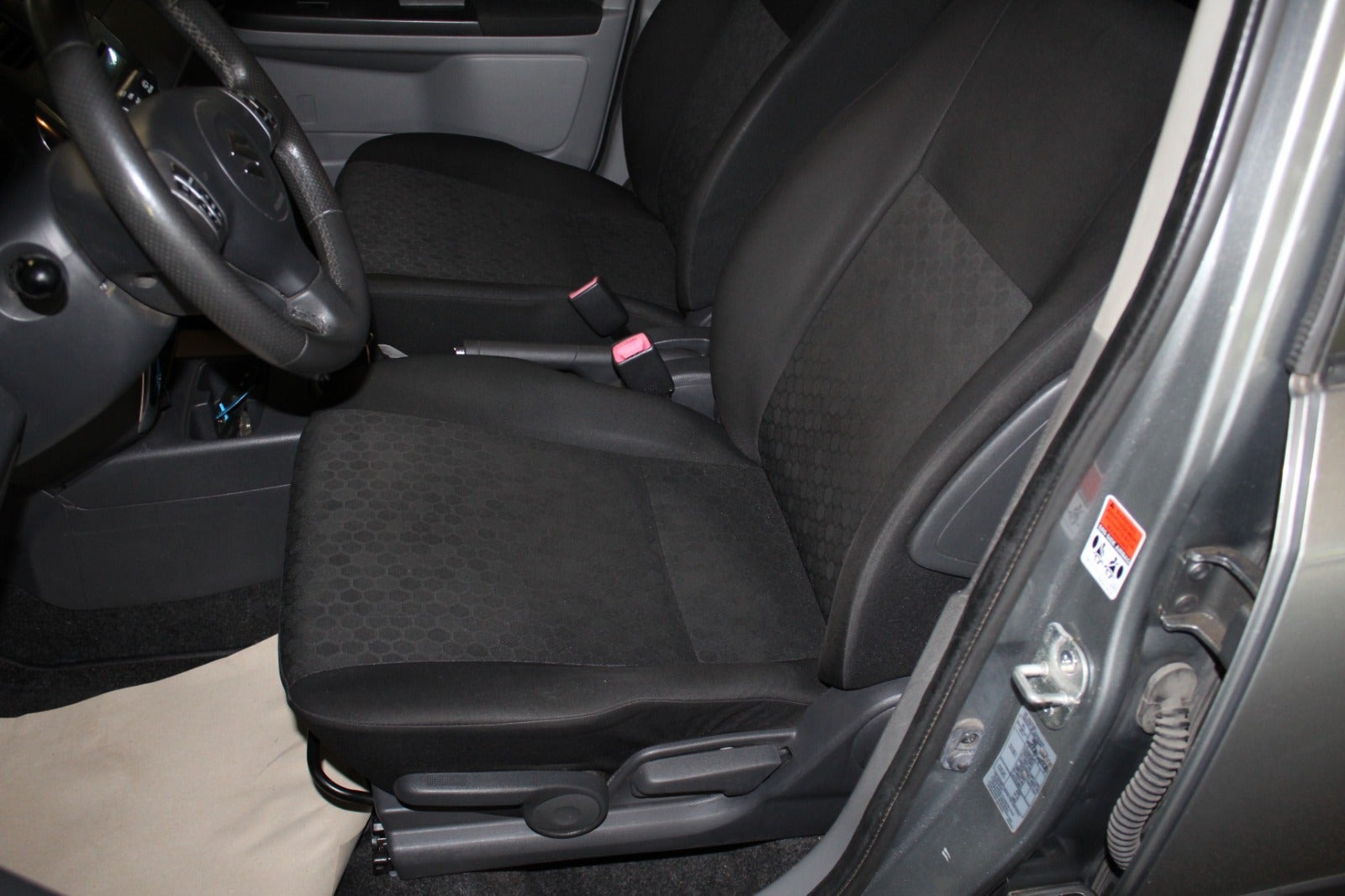 Sølv Toyota Avensis fra 2007