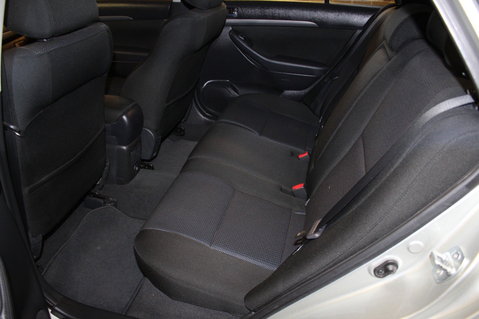 Sølv Toyota Avensis fra 2007
