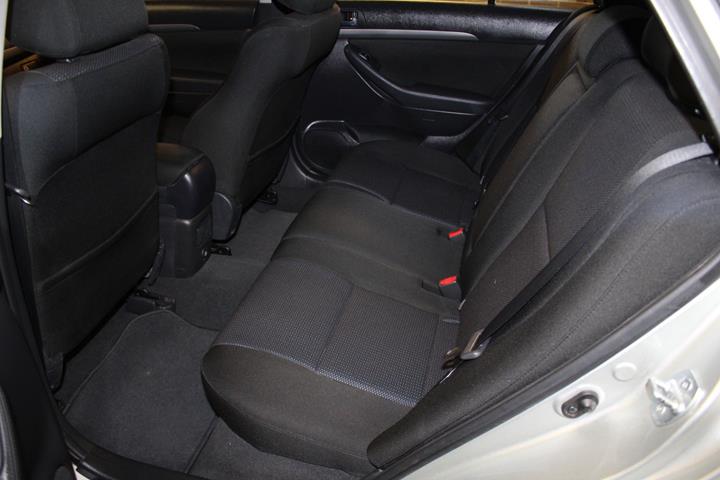 Sølv Toyota Avensis fra 2007