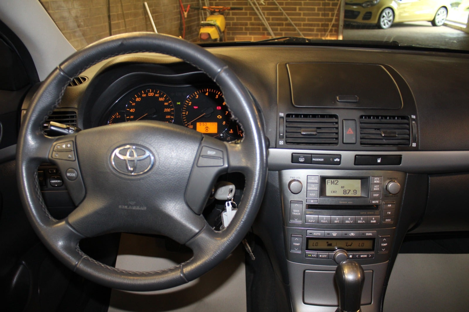 Sølv Toyota Avensis fra 2007