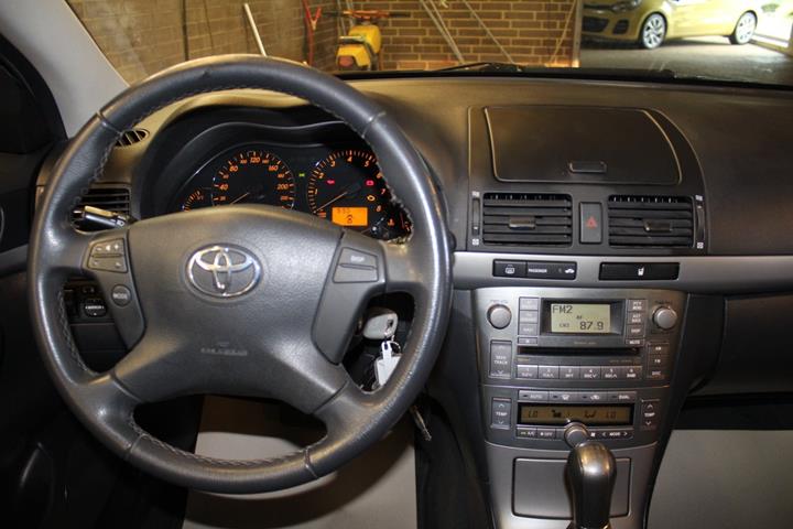 Sølv Toyota Avensis fra 2007