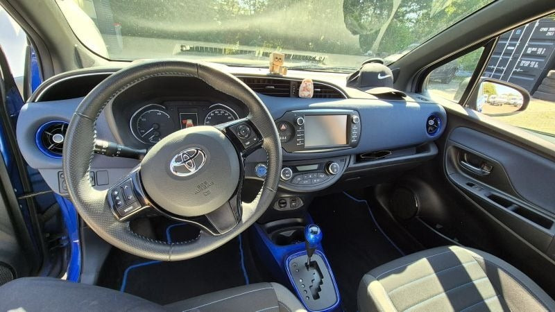 Blå Toyota Yaris fra 2017
