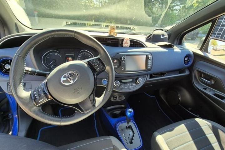 Blå Toyota Yaris fra 2017