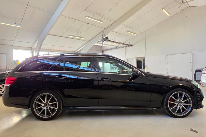 Sort Mercedes E220 fra 2013