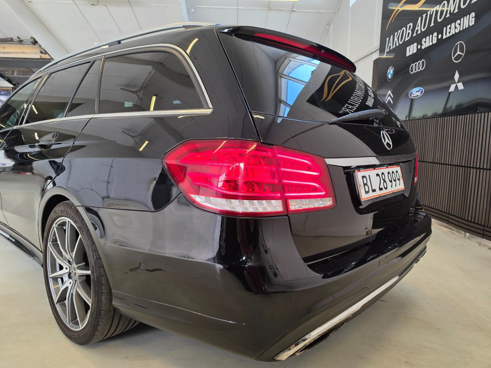 Sort Mercedes E220 fra 2013