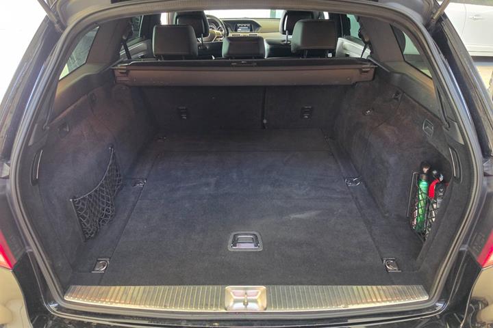 Sort Mercedes E220 fra 2013