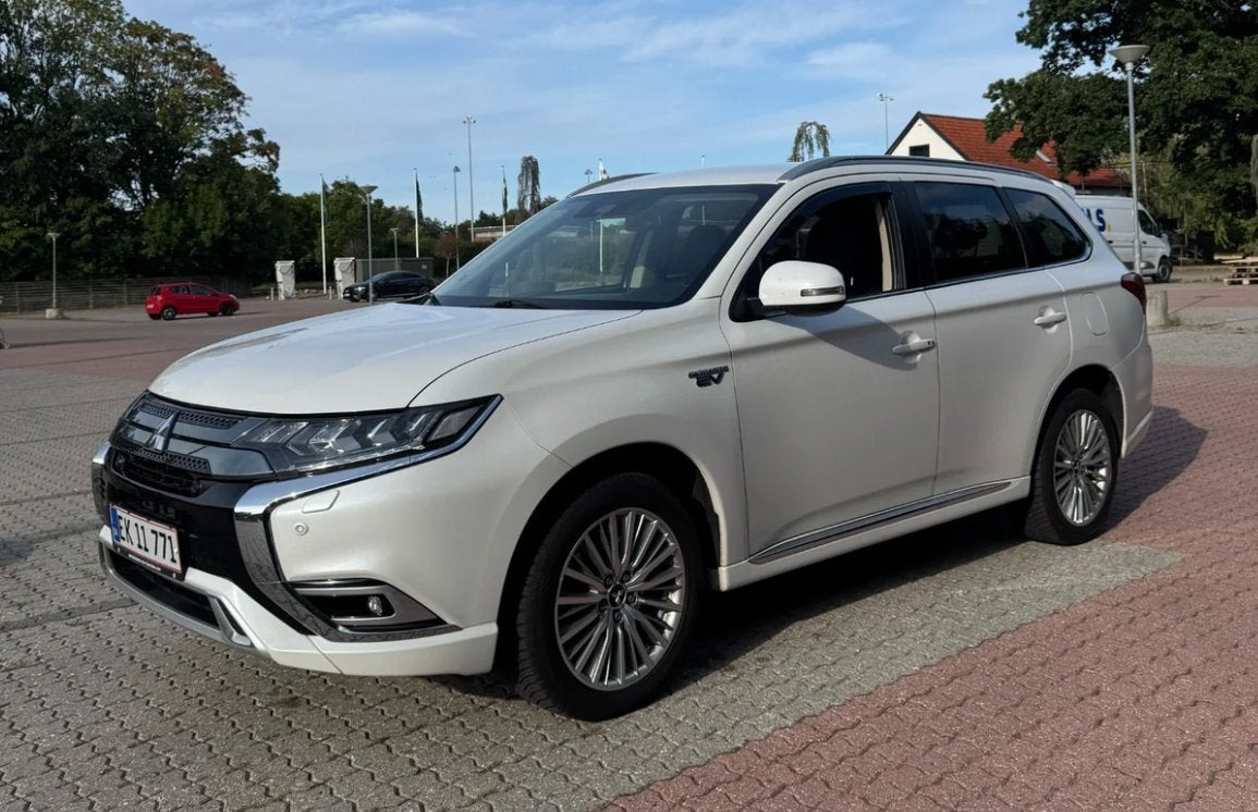 Mitsubishi Outlander 2,4 PHEV Limited CVT 4WD