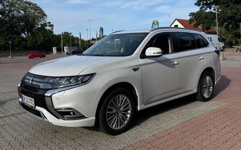 Mitsubishi Outlander 2,4 PHEV Limited CVT 4WD