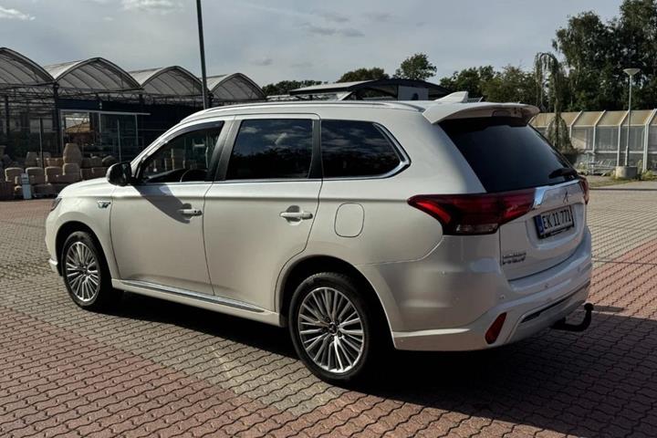 Hvid Mitsubishi Outlander fra 2020