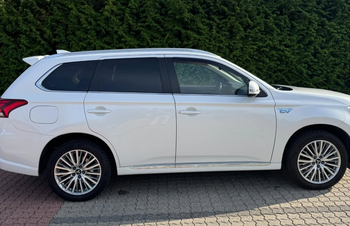 Hvid Mitsubishi Outlander fra 2020