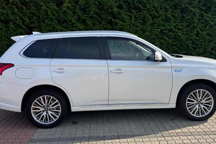 Hvid Mitsubishi Outlander fra 2020
