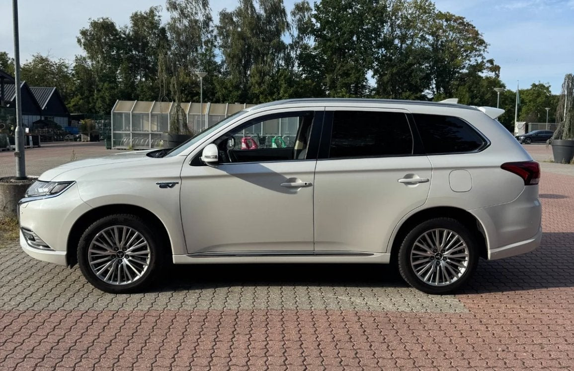 Hvid Mitsubishi Outlander fra 2020