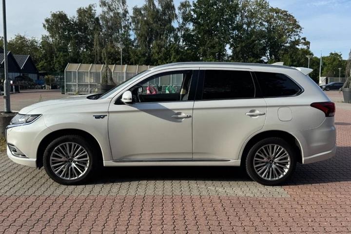 Hvid Mitsubishi Outlander fra 2020