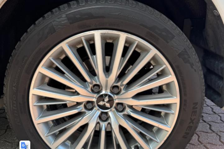 Hvid Mitsubishi Outlander fra 2020