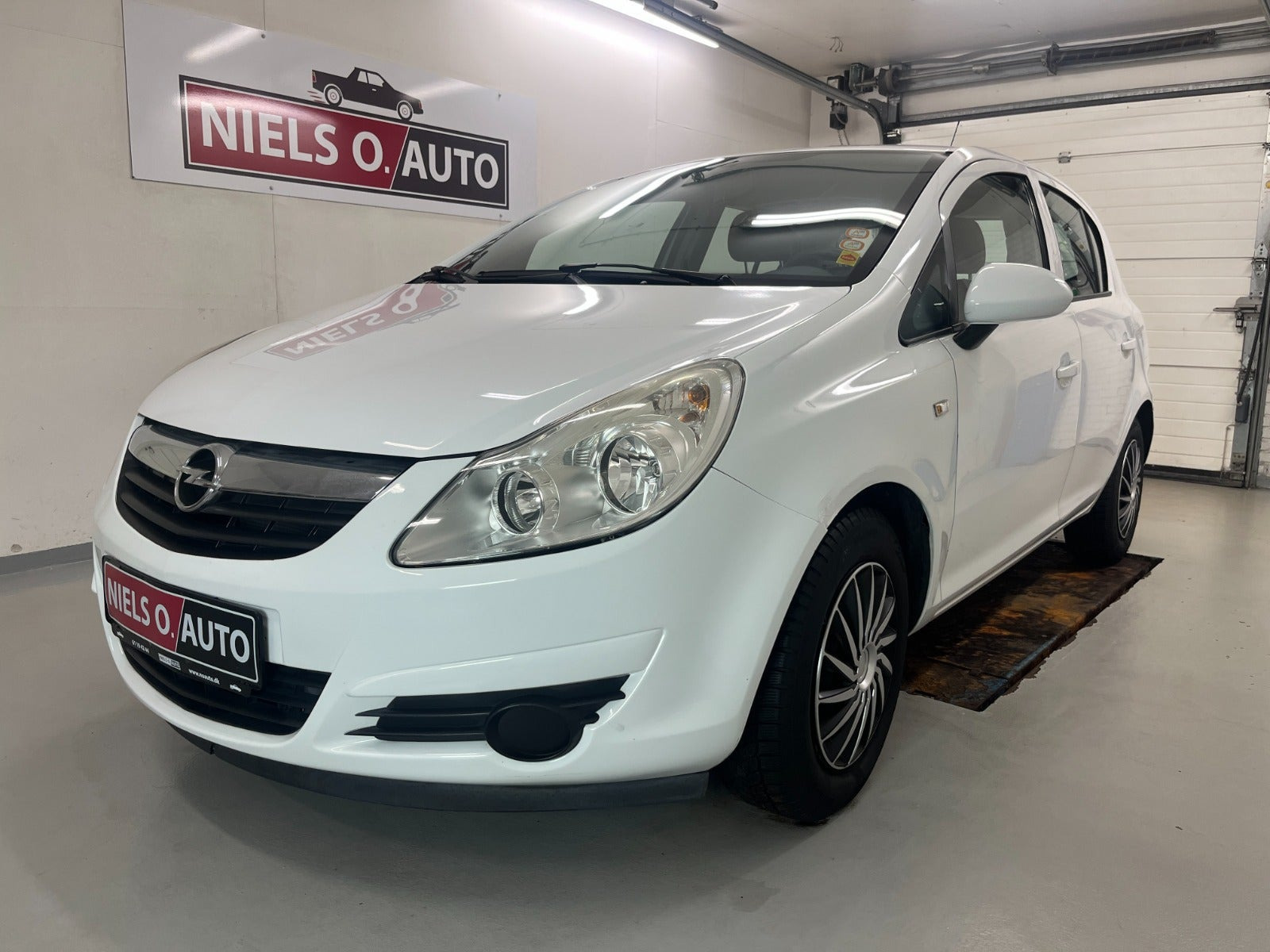 Hvid Opel Corsa fra 2010