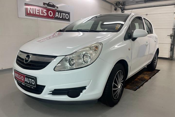 Hvid Opel Corsa fra 2010
