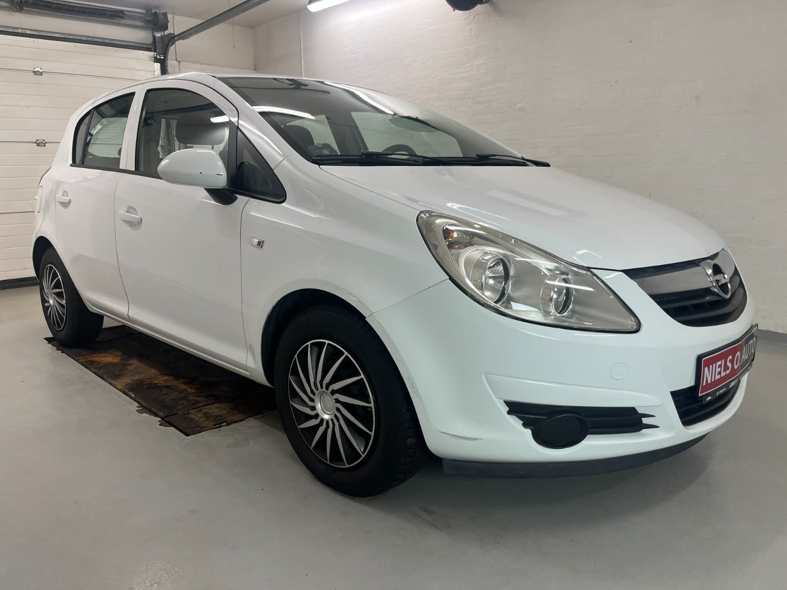 Hvid Opel Corsa fra 2010