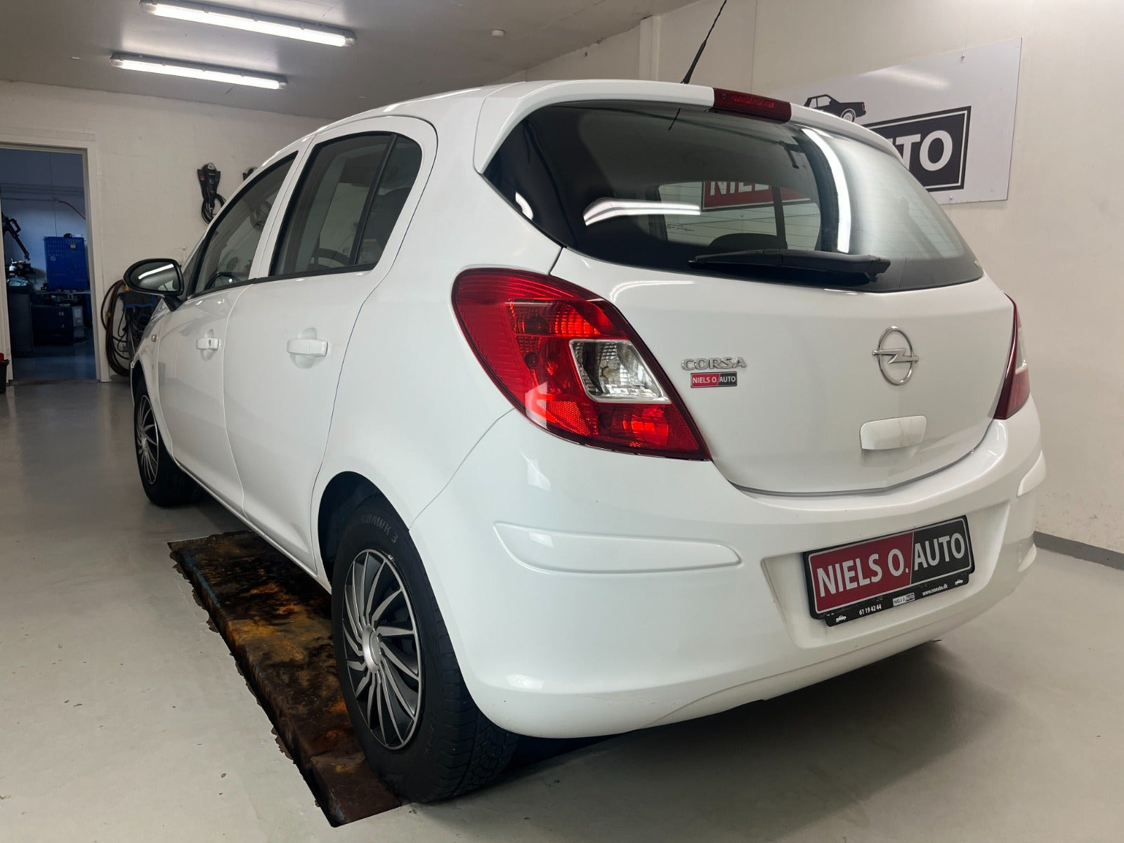 Hvid Opel Corsa fra 2010
