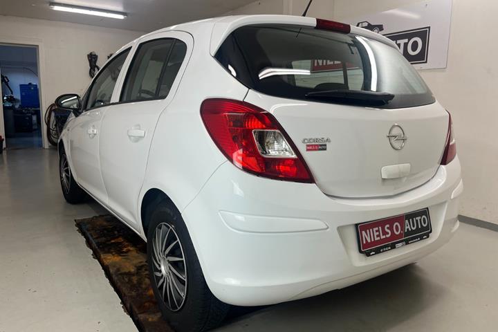 Hvid Opel Corsa fra 2010
