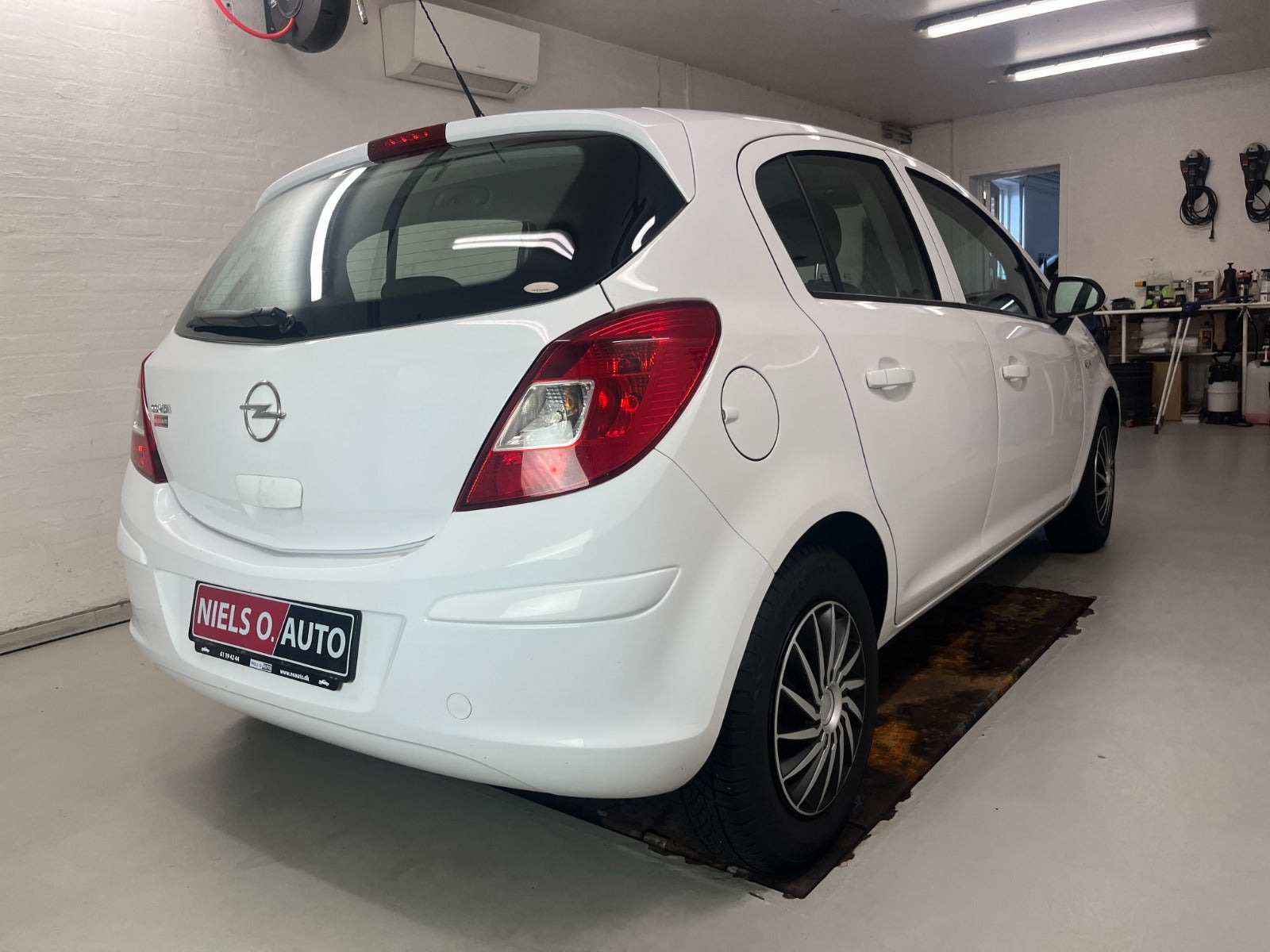 Hvid Opel Corsa fra 2010