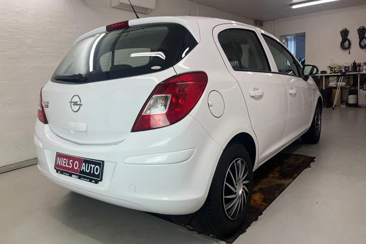 Hvid Opel Corsa fra 2010
