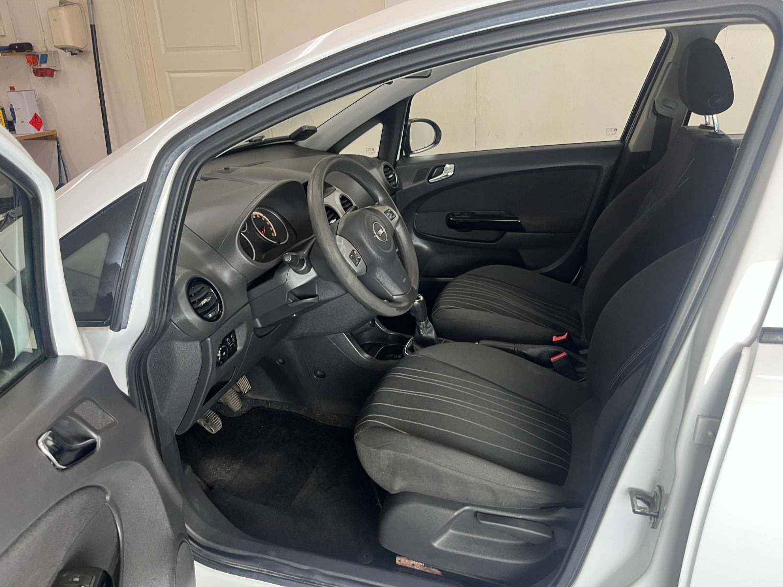Hvid Opel Corsa fra 2010