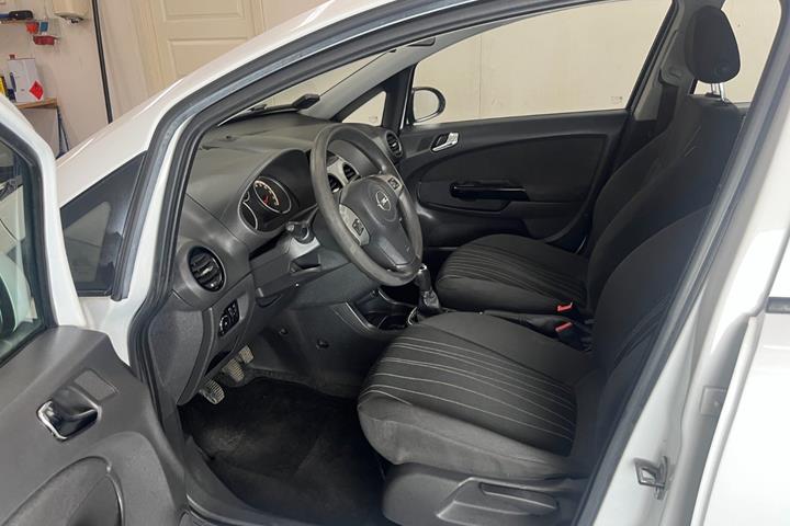 Hvid Opel Corsa fra 2010