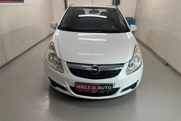 Hvid Opel Corsa fra 2010