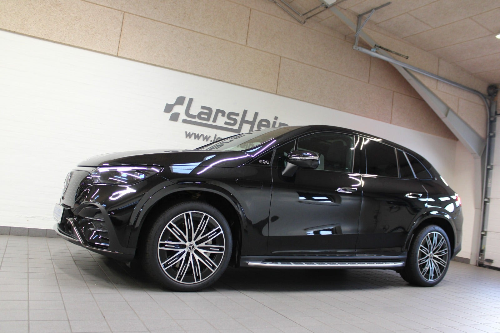 Sort Mercedes EQE350 SUV fra 2026
